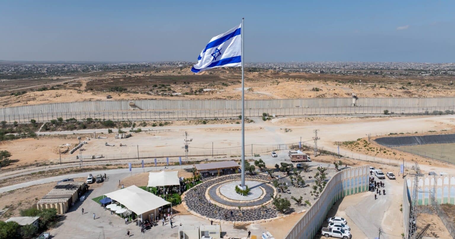 גאווה כחול לבן: הדגל הגדול ביותר בישראל הונף בנתיב העשרה | גו אייטם ...