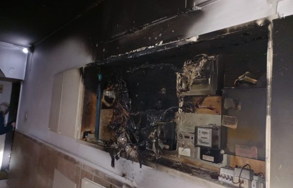 שריפה בארון חשמל בחדר מדרגות במבנה בבת ים